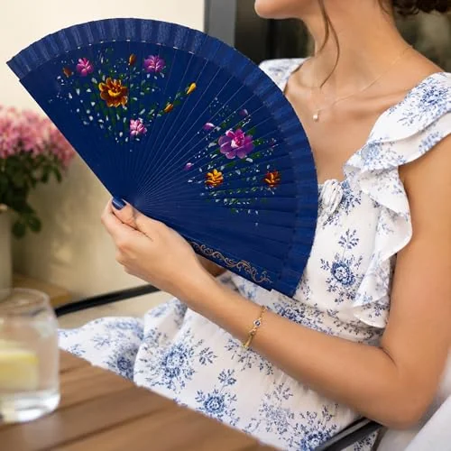 Coverzone Lacivert Zeminli Katlanabilir El Yelpazesi Pembe Sarı Çiçek Desenli Ahşap Saplı Dekoratif El Yelpazesi 40x22 cm Geleneksel Tasarım